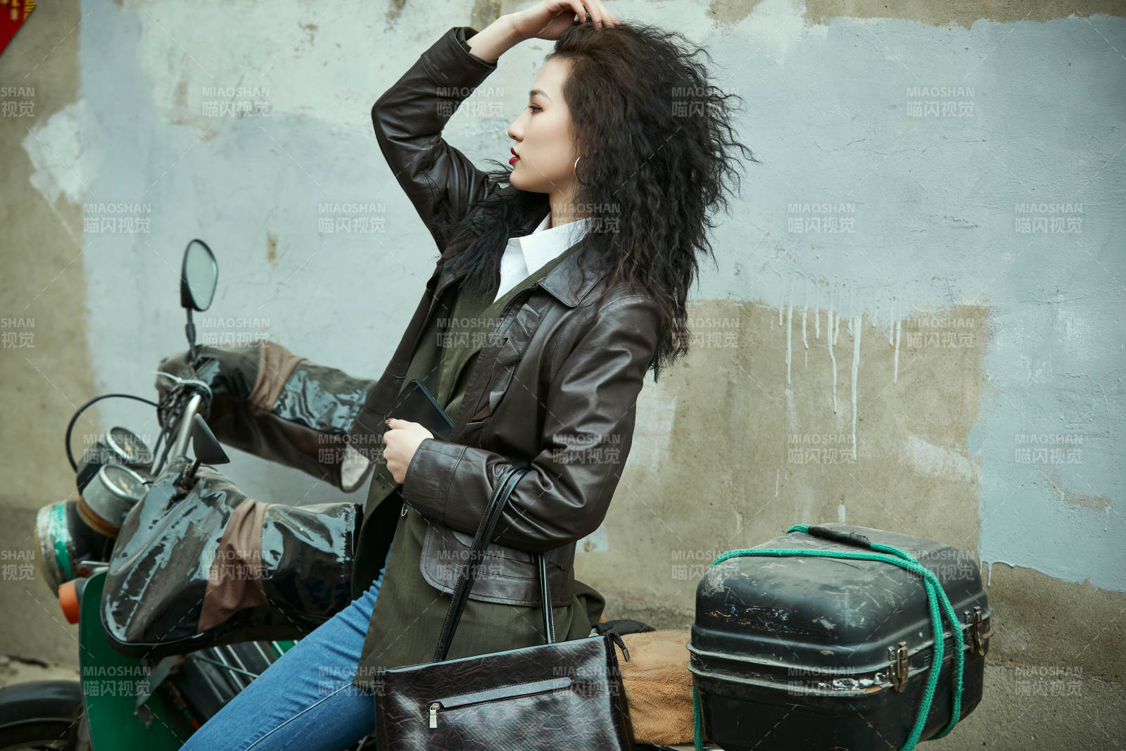 老舊城區里穿著復古港風的美麗清純少女