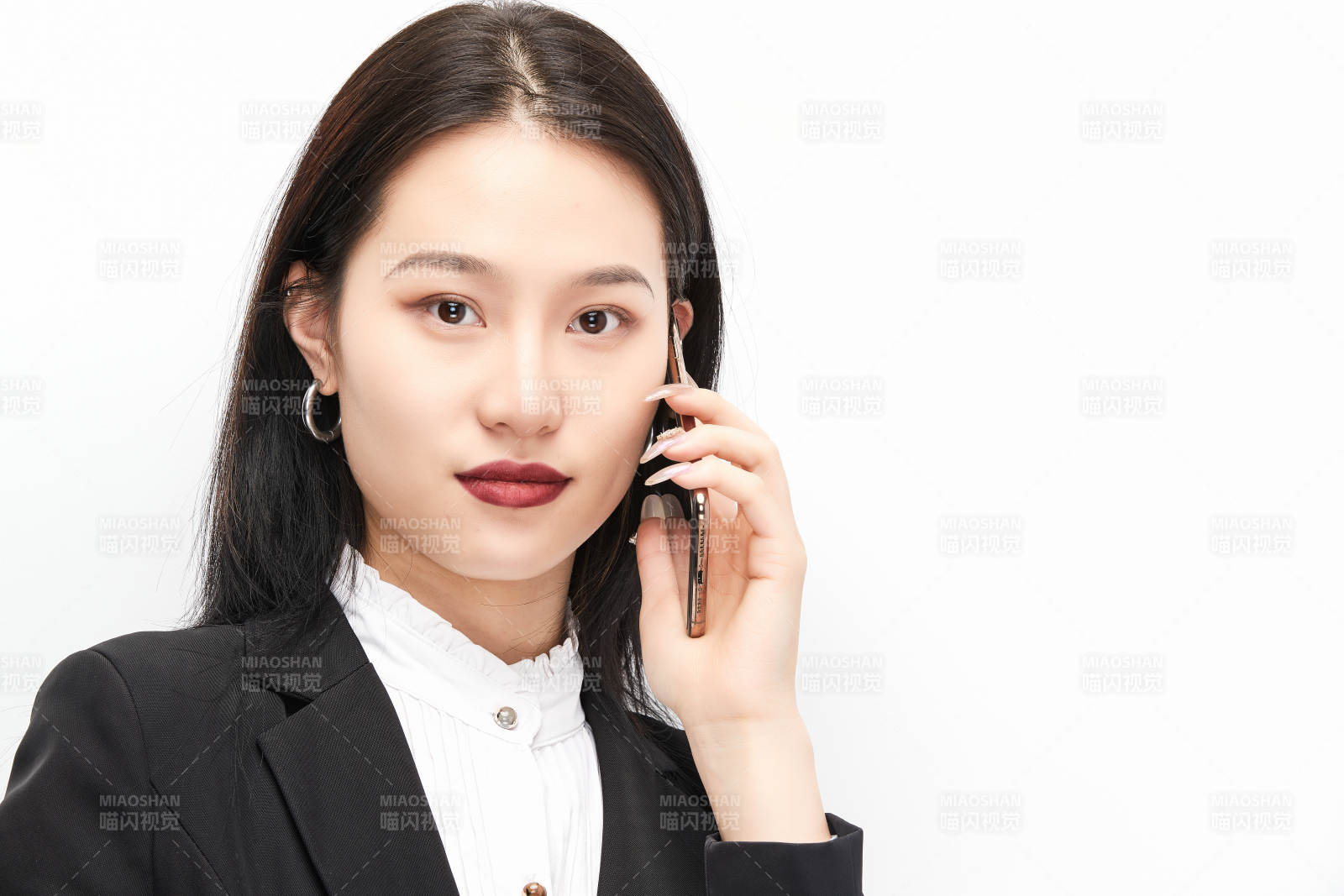 身穿西服拿著手機的美麗商務女士