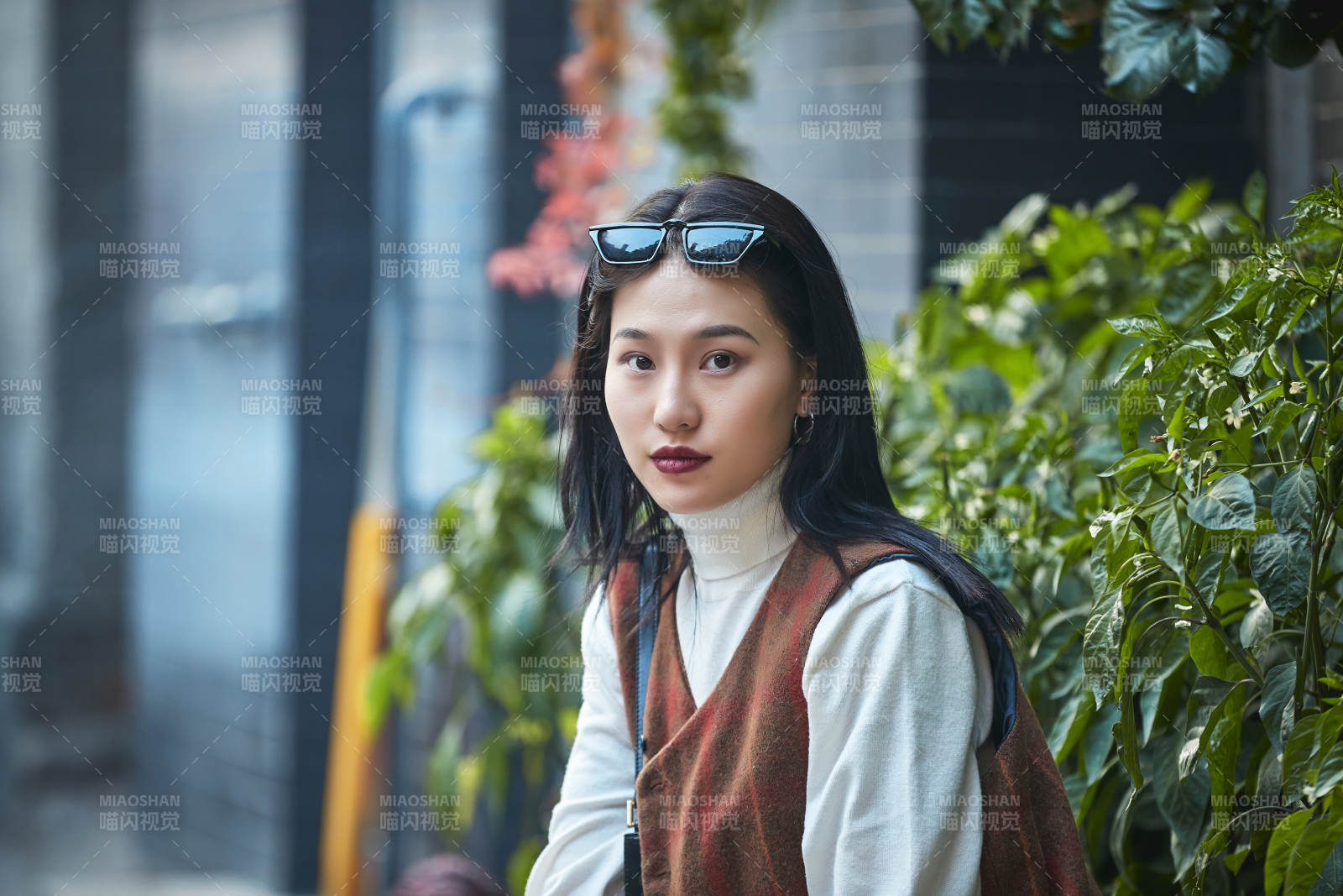 老舊城區里穿著復古港風的美麗清純少女