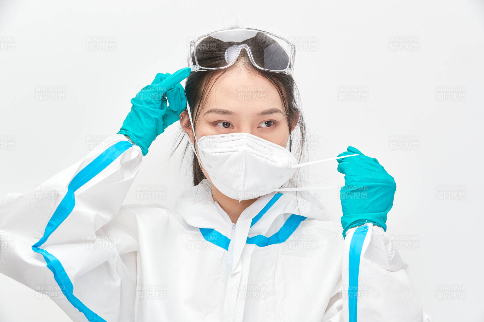 穿白色防護服佩戴護目鏡口罩的女性醫療人員