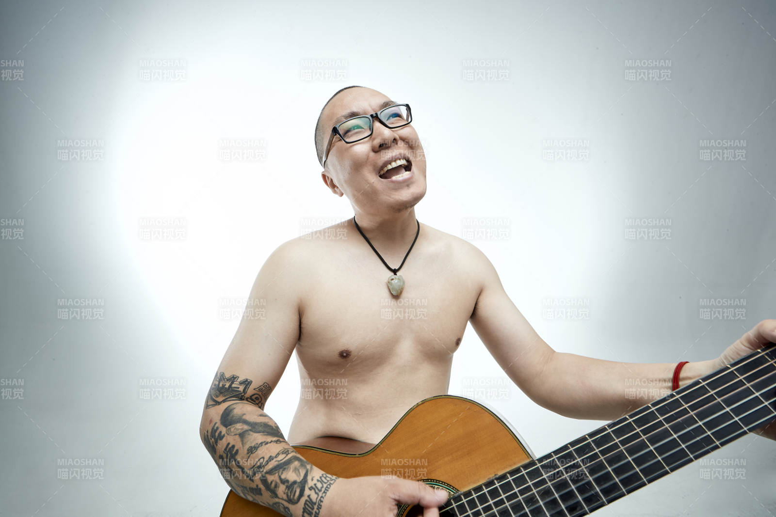 示范演奏古典吉他的亞洲男性樂手人像