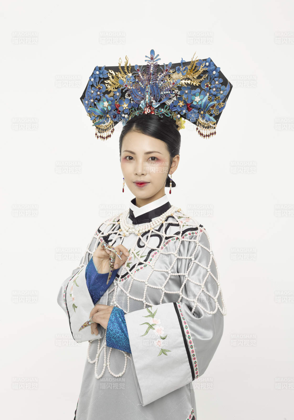 白色背景下的清代女性古裝造型清朝古裝