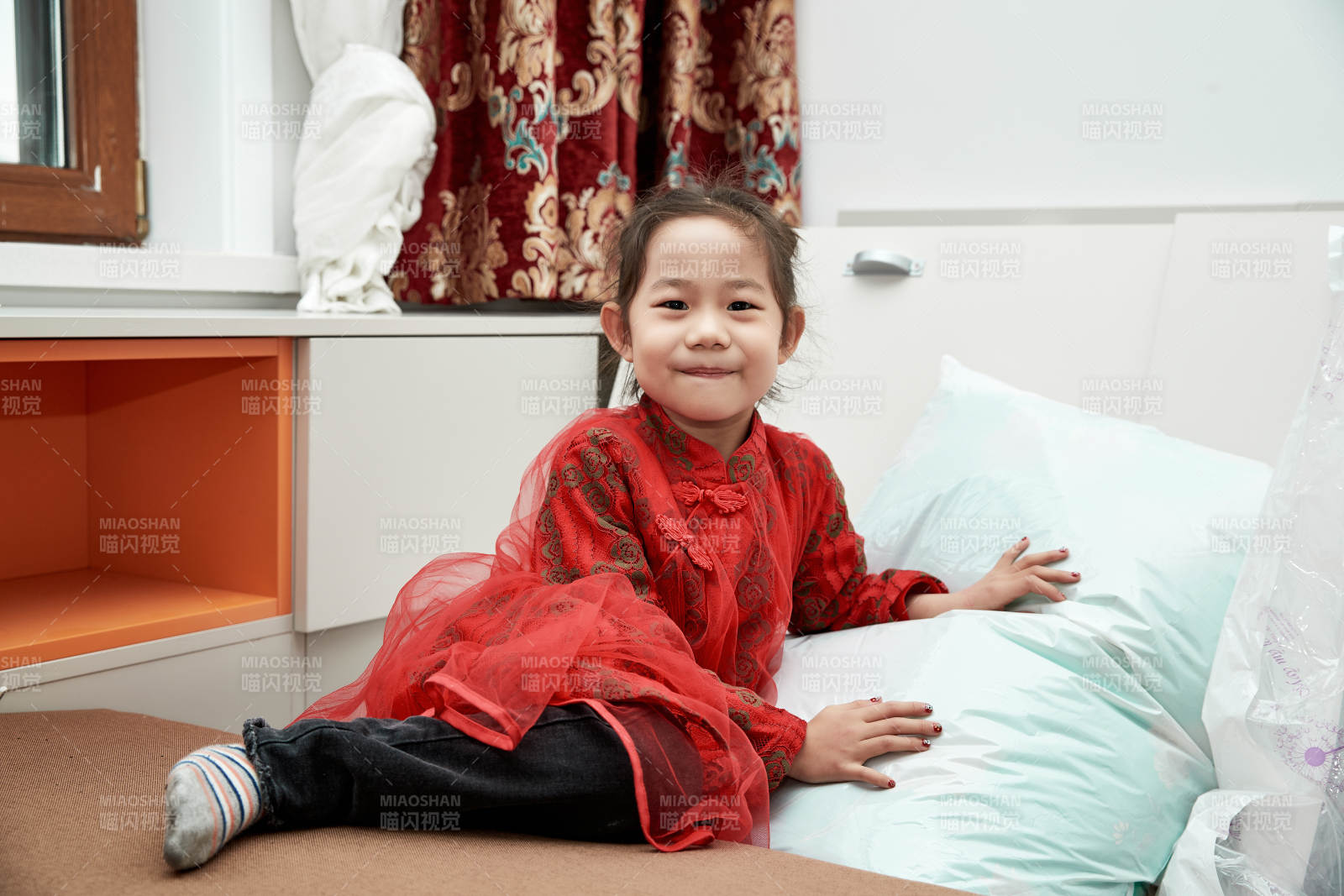 在家玩耍的亞洲小女孩