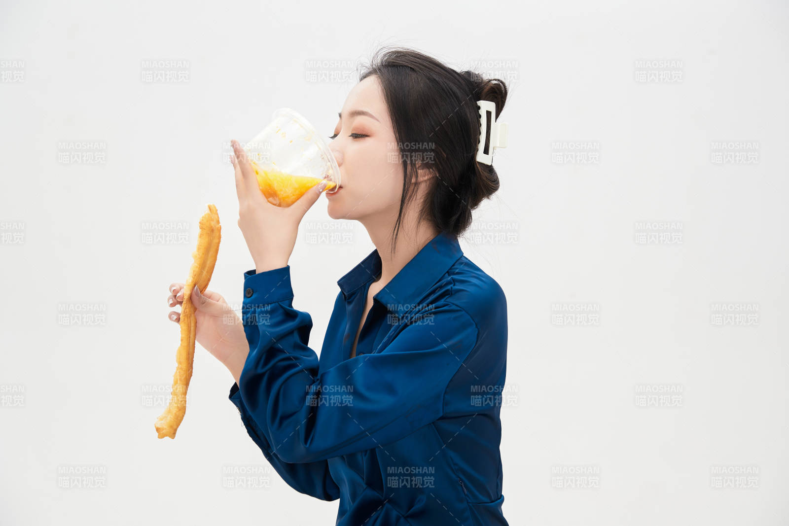 大吃特吃的亞洲可愛少女人像