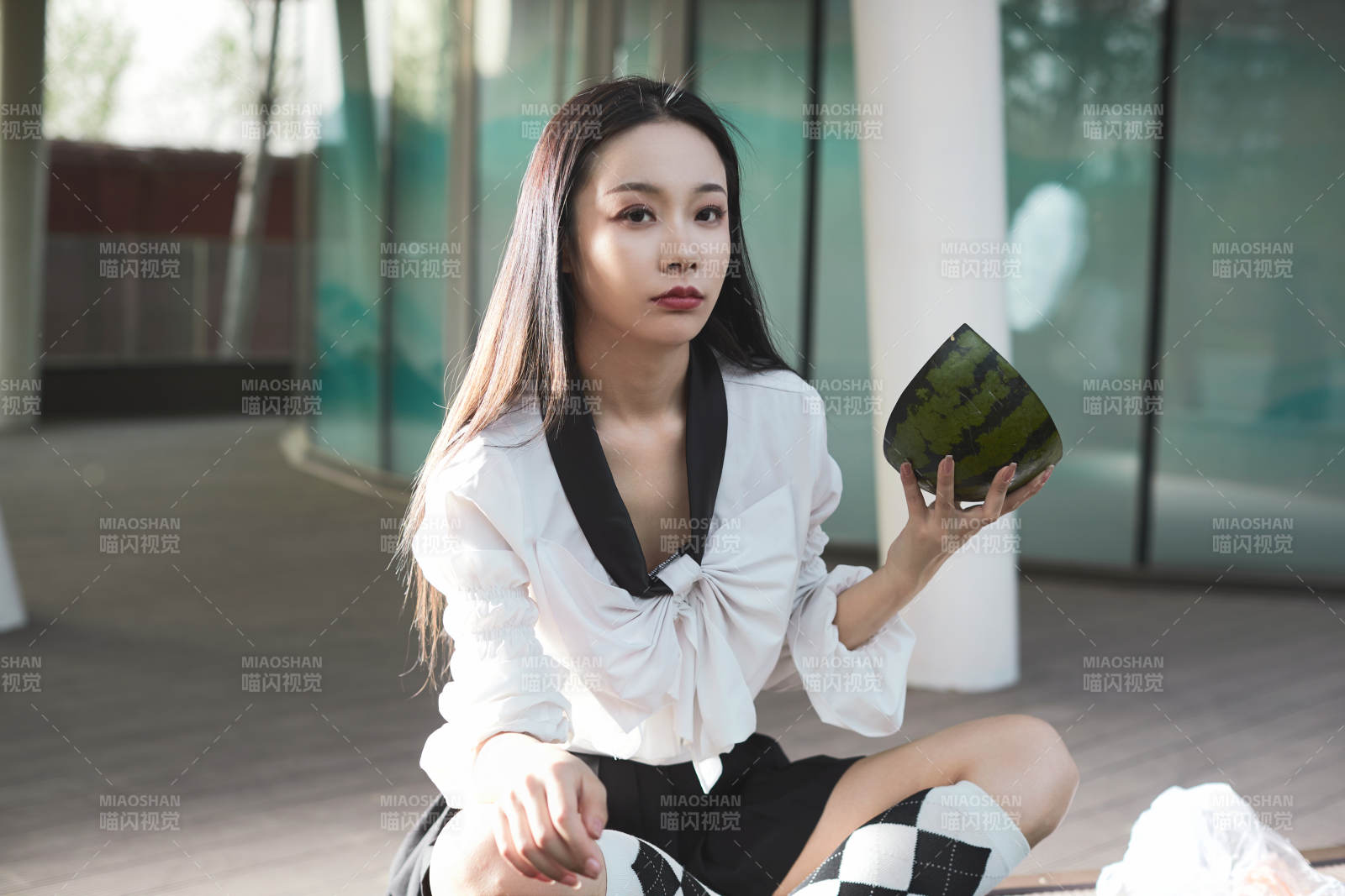 初夏戶外公園吃西瓜的可愛少女