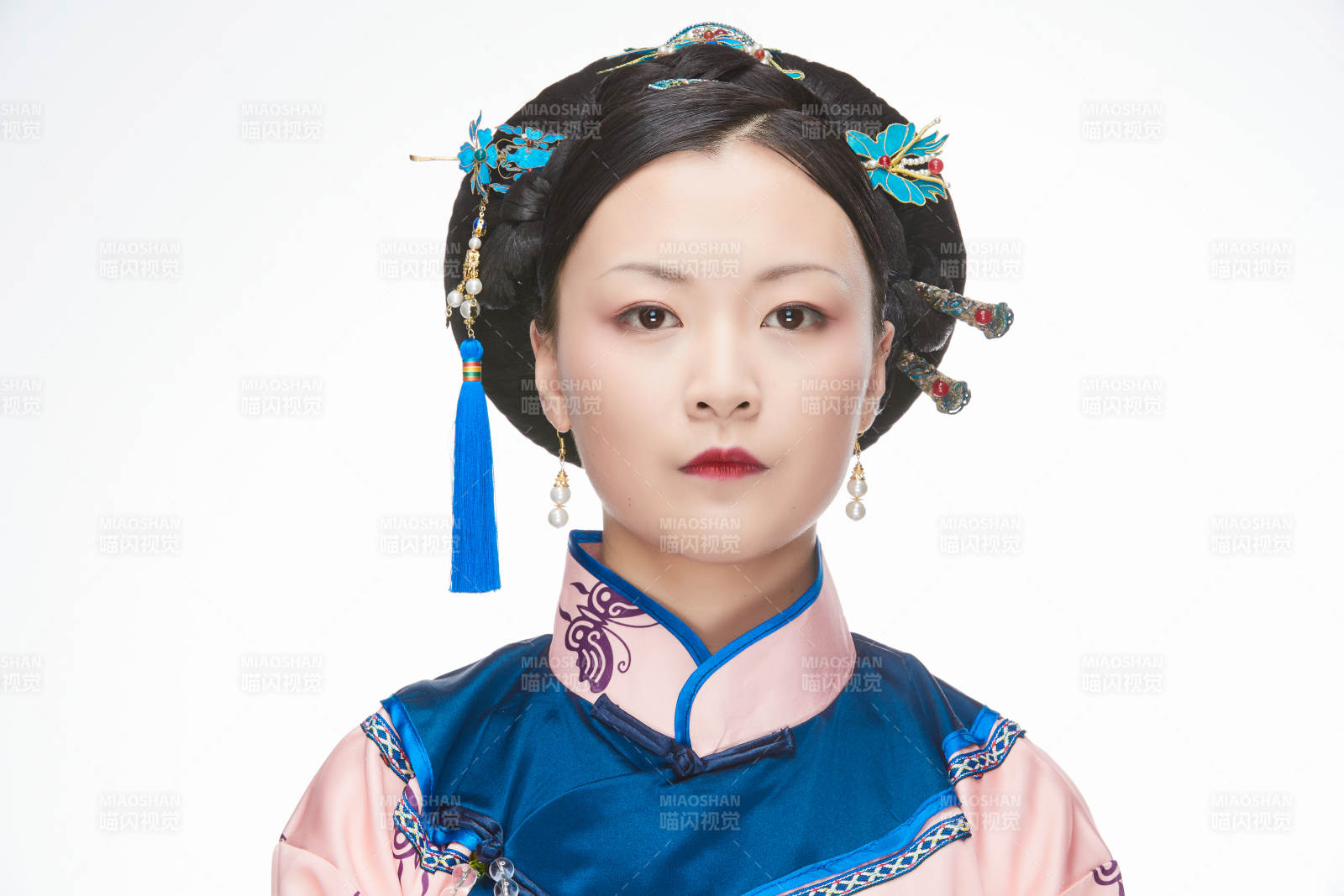 白色背景下的清代女性古裝造型清朝古裝