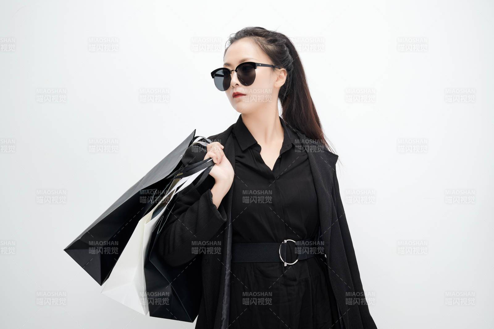 白色背景下手提購物袋時尚美麗的亞洲少女