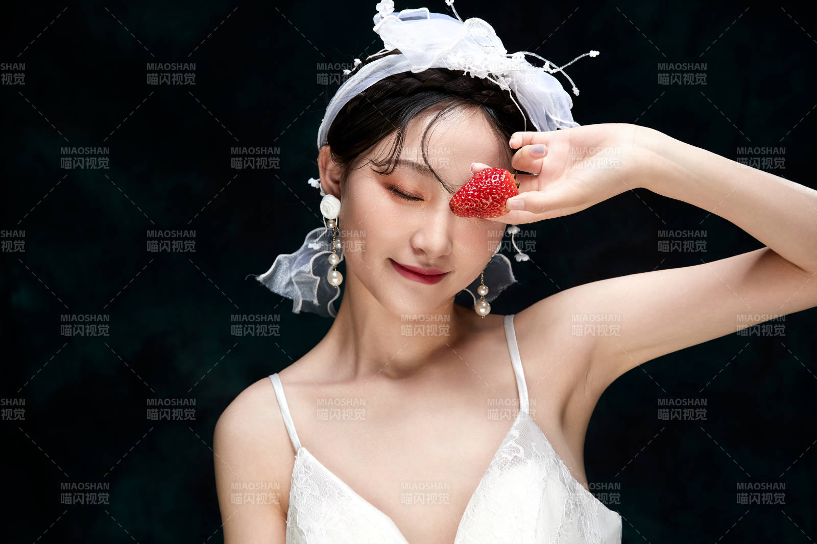 黑色背景下的女性復古婚紗妝面