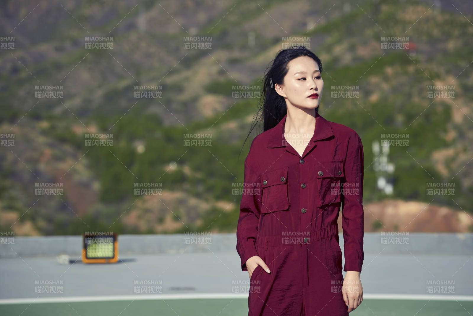 在樓頂停機(jī)坪的亞洲年輕女性