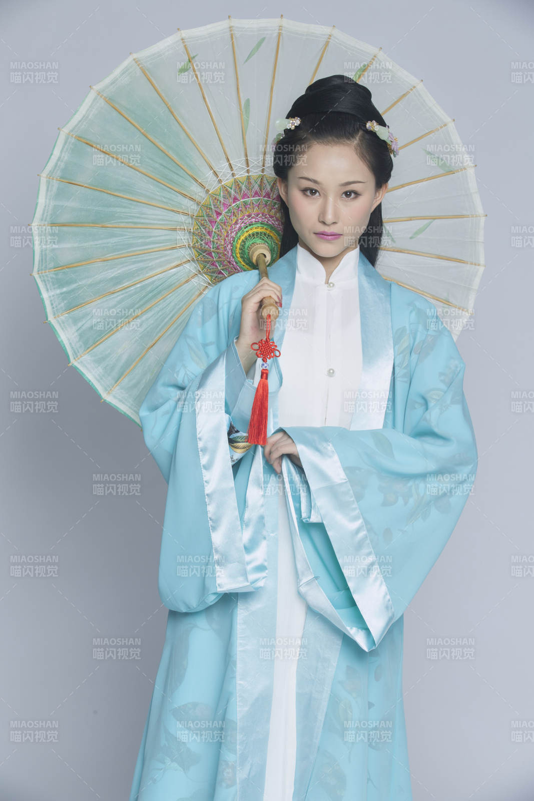 身穿古裝的漢服女性人像漢服影棚拍攝