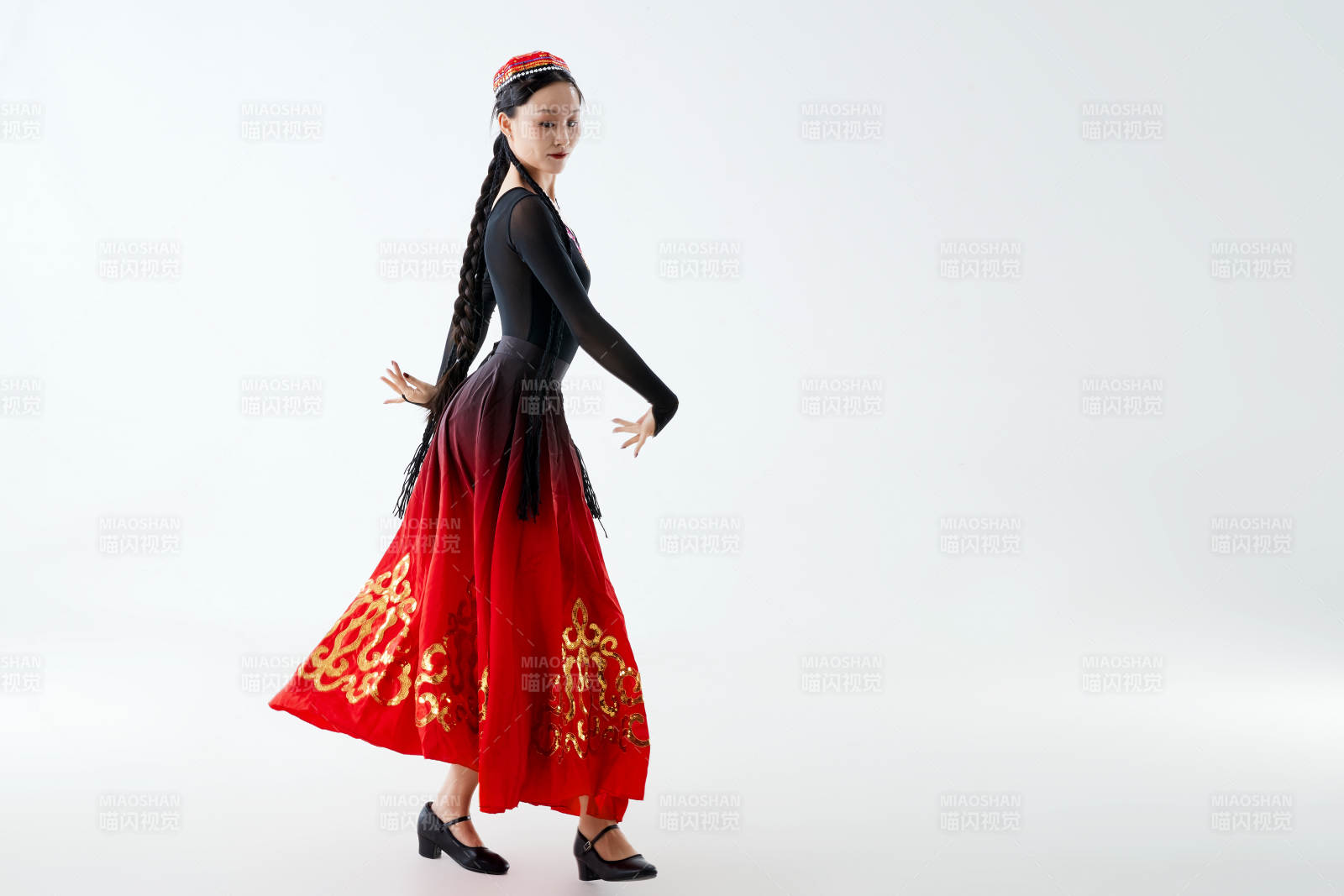 穿著新疆維吾爾族服飾跳舞的少女