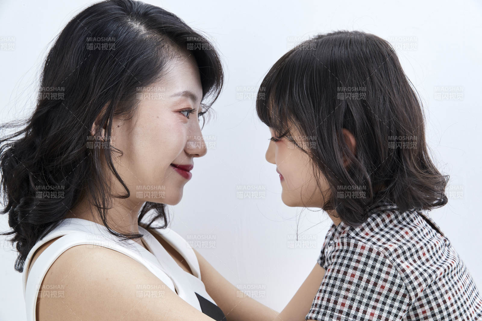 白色背景的美麗媽媽與可愛女兒親子人像