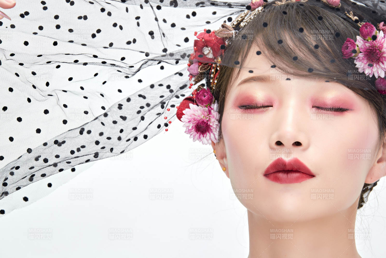 白色背景下的新娘彩妝美女人像