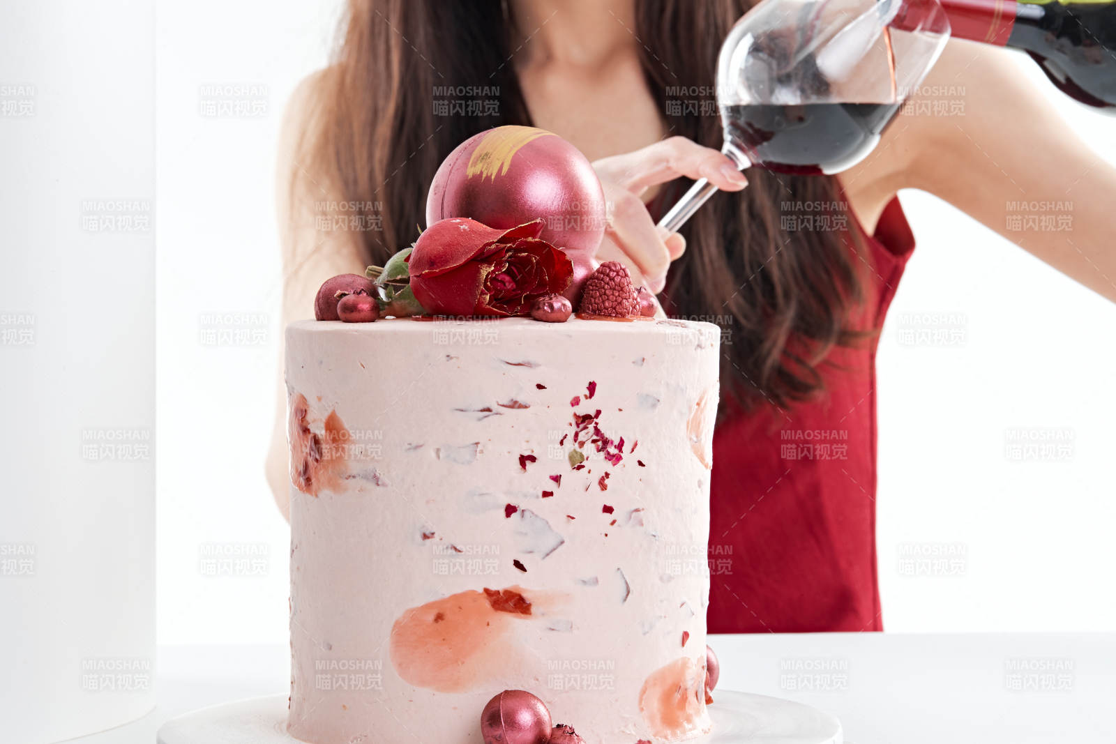 喝紅酒品嘗蛋糕的年輕女性