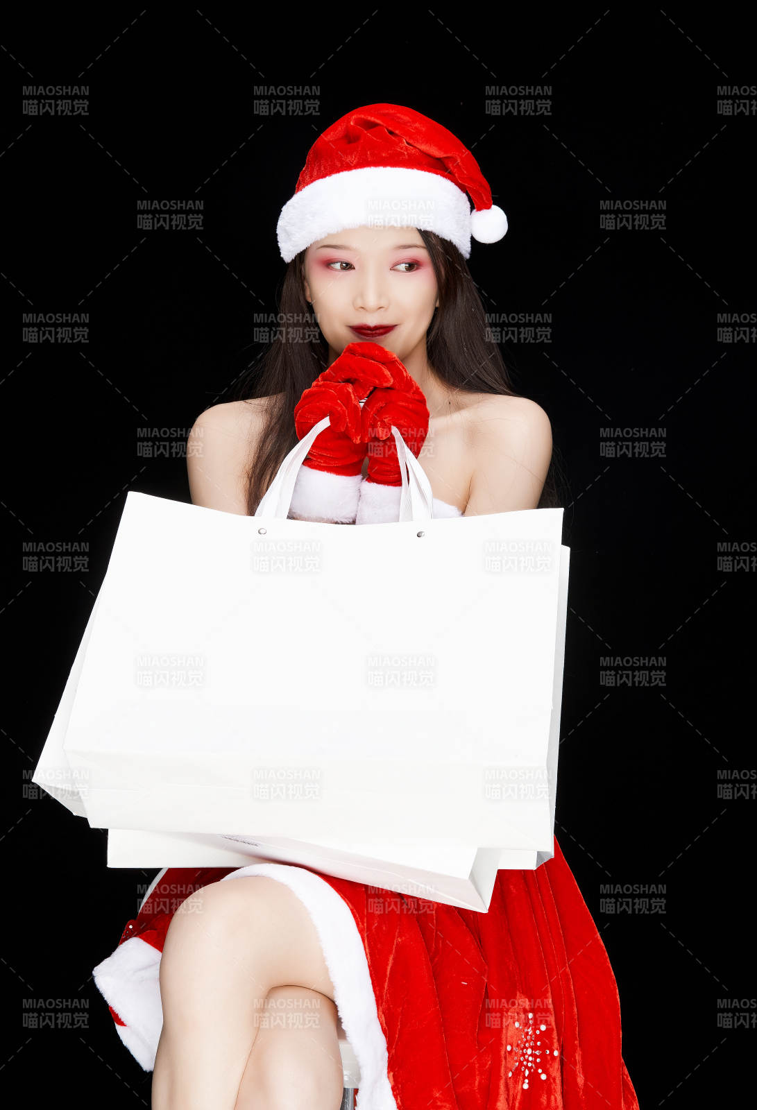 身穿圣誕服飾手提購(gòu)物袋性感可愛(ài)的圣誕女郎