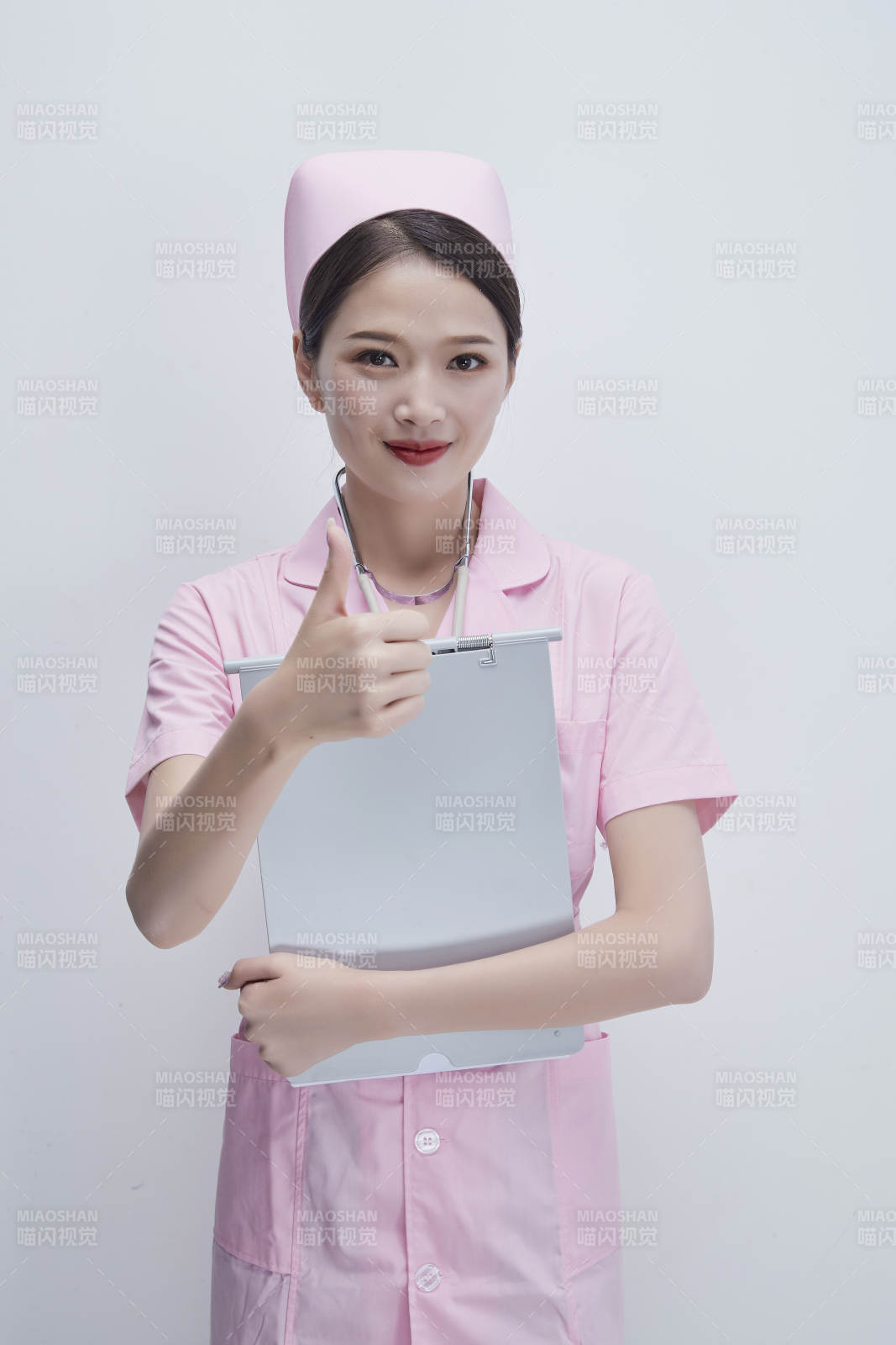 穿粉色護士服戴聽診器手持病歷夾的醫護人員