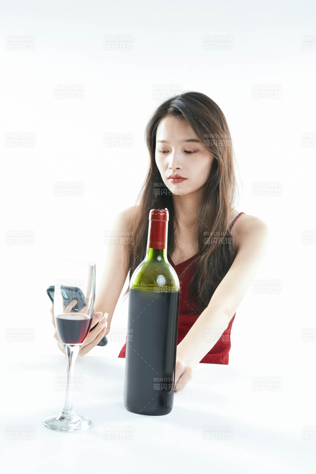 獨(dú)自品嘗紅酒的亞洲女性