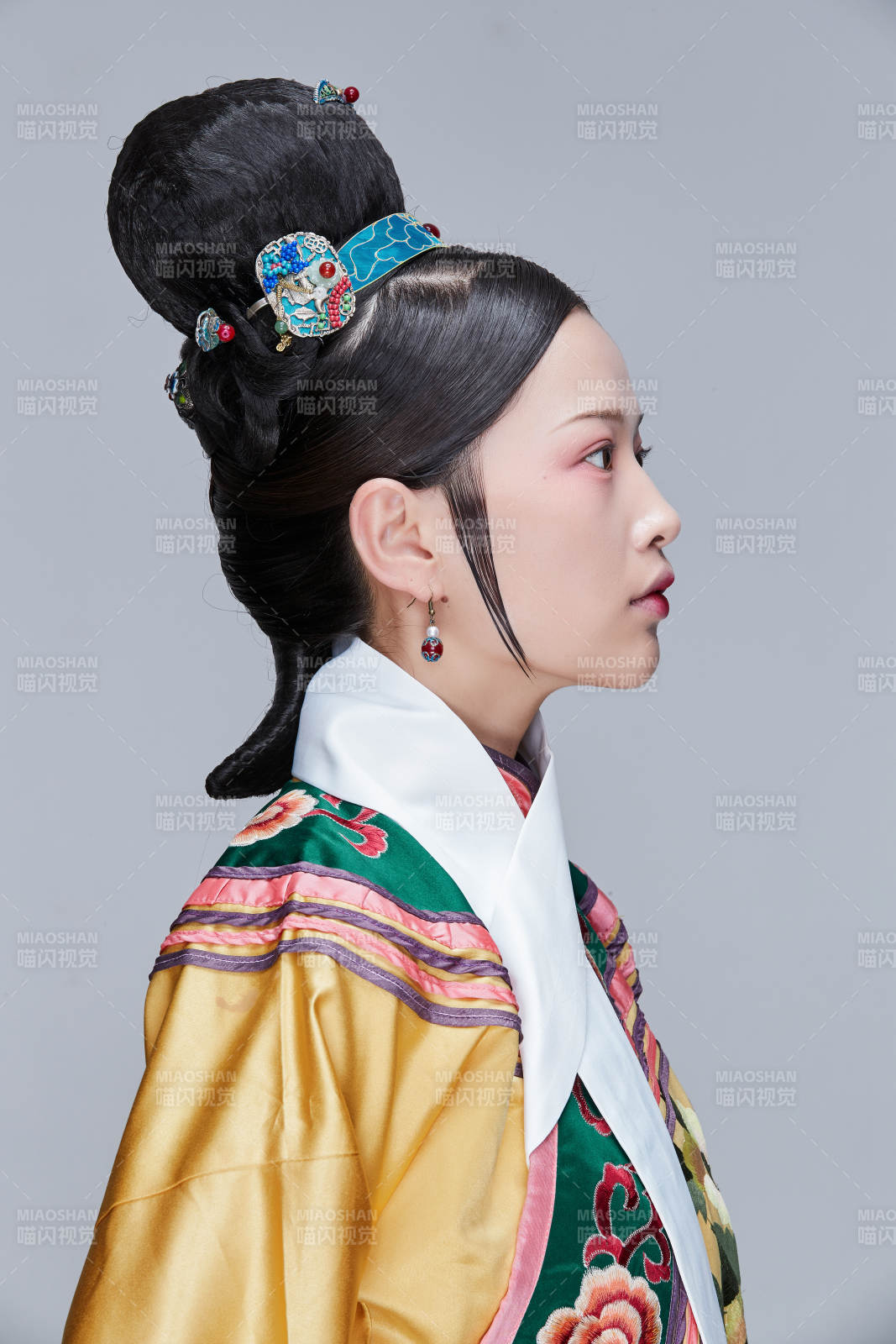 白色背景下的清代女性古裝造型清朝古裝