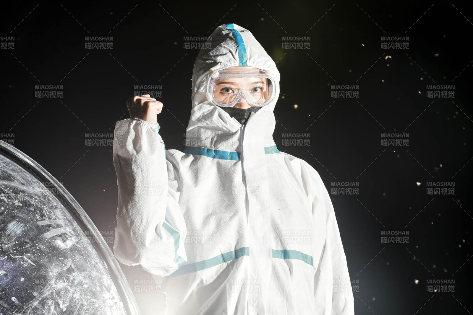 穿白色防護服佩戴護目鏡口罩的女性防護人員