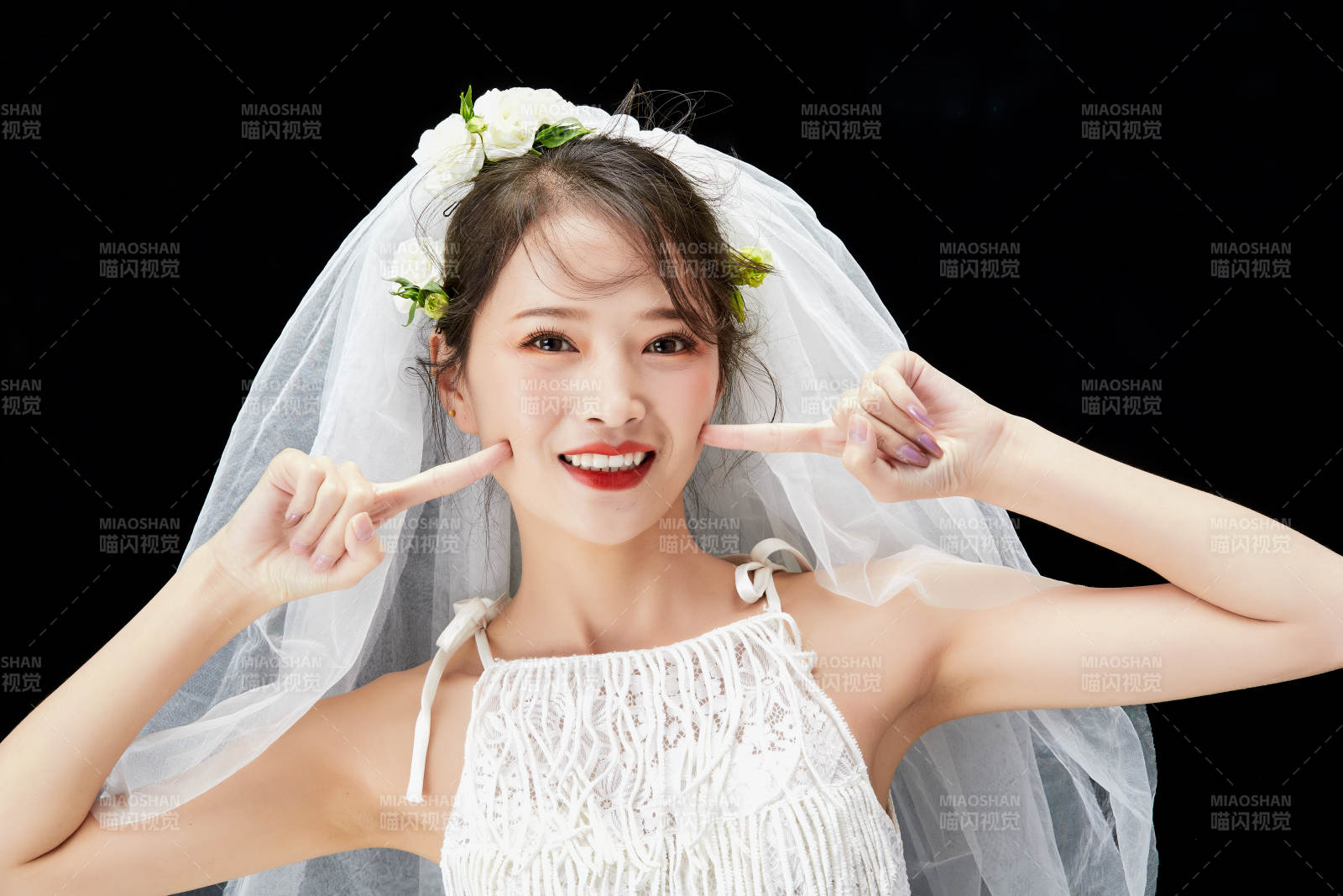 黑色背景下的美妝新娘彩妝人像