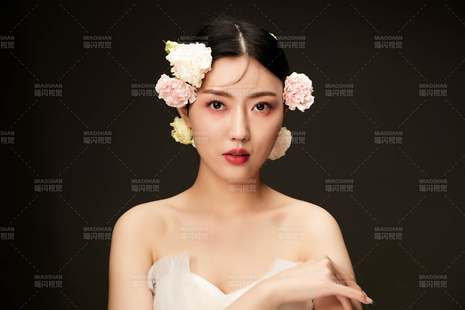 時(shí)尚亞洲女性婚紗妝面彩妝