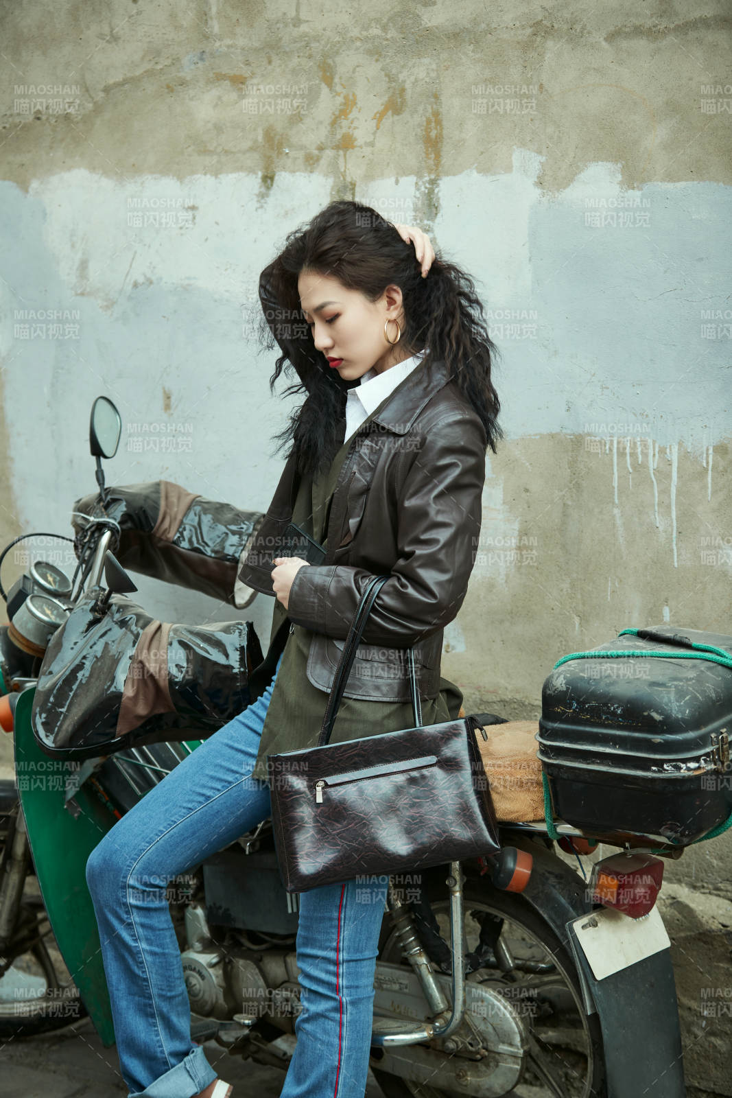 老舊城區里穿著復古港風的美麗清純少女