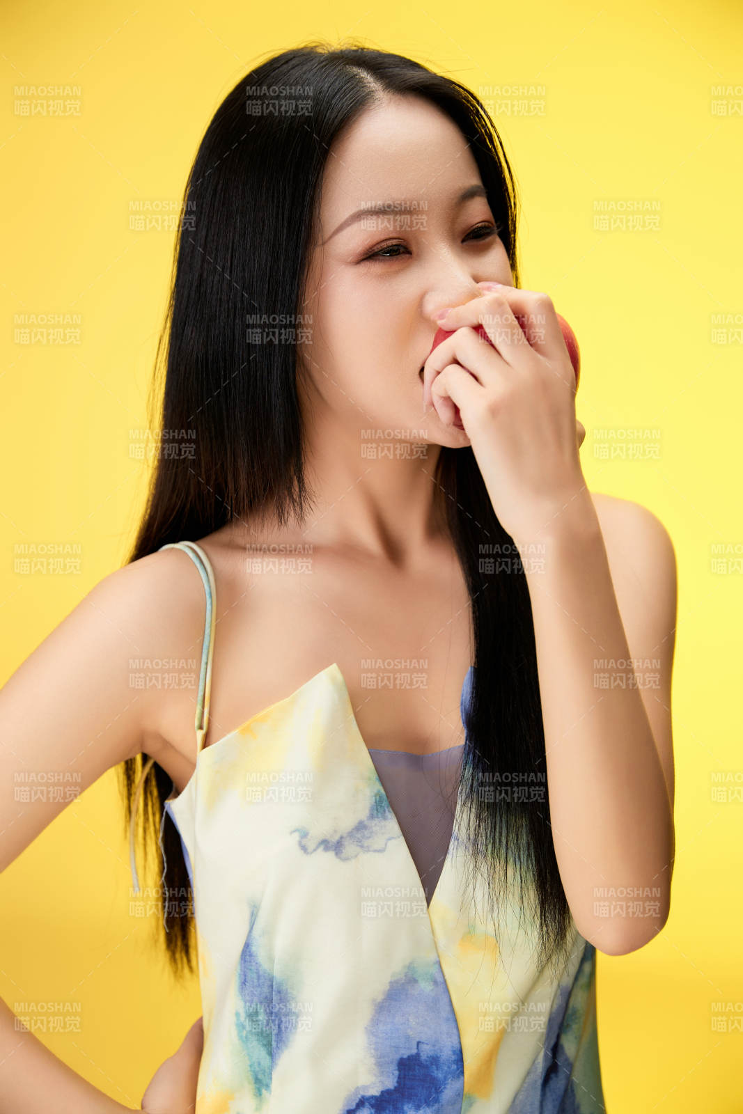 吃水果的亞洲東方長發少女