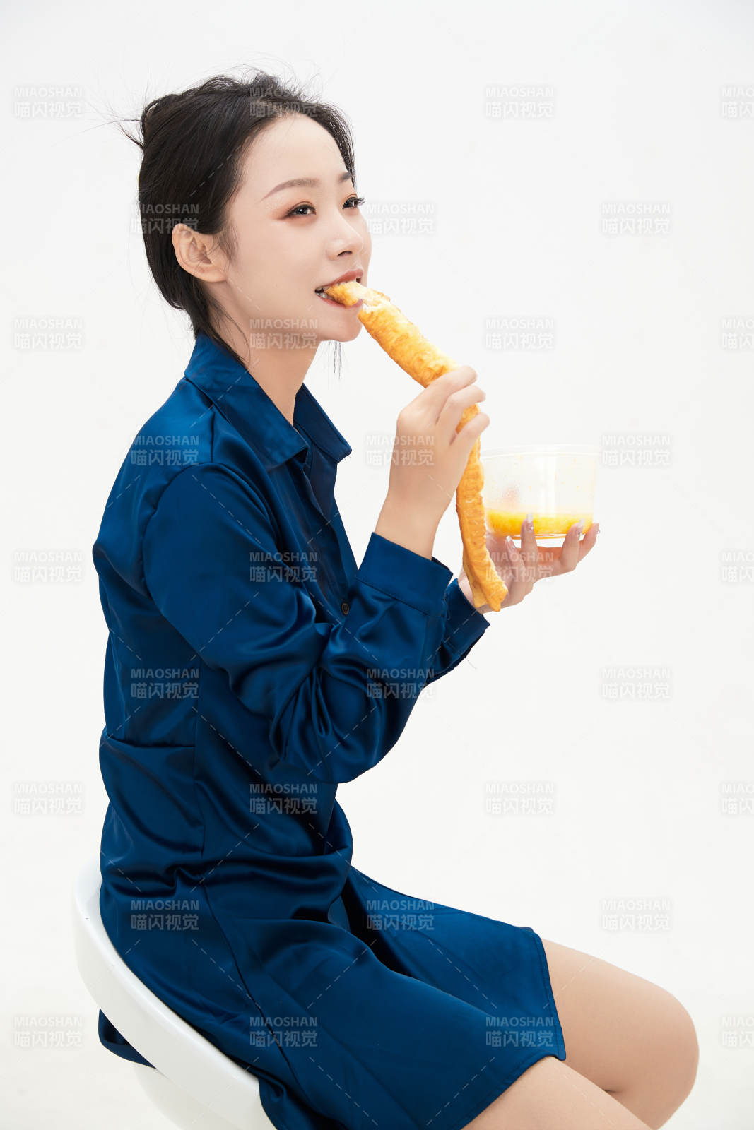 大吃特吃的亞洲可愛少女人像