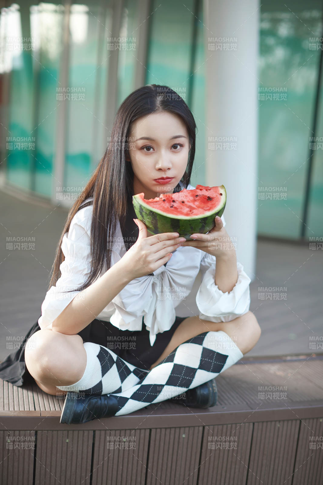 初夏戶外公園吃西瓜的可愛少女