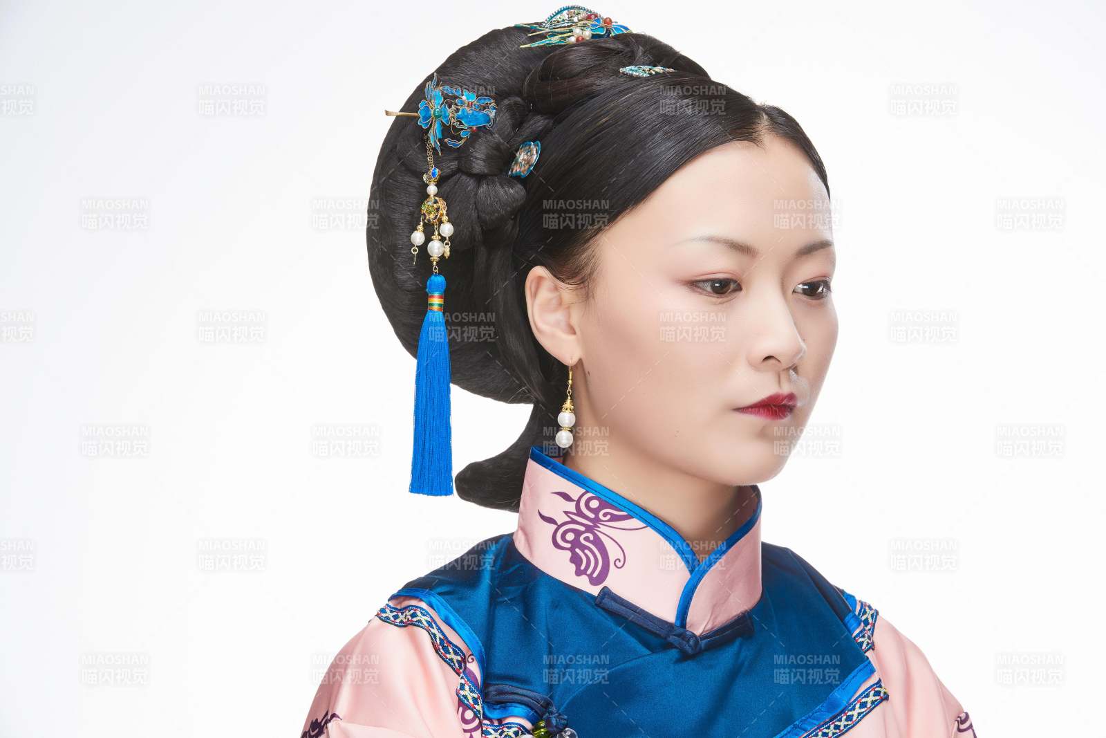 白色背景下的清代女性古裝造型清朝古裝