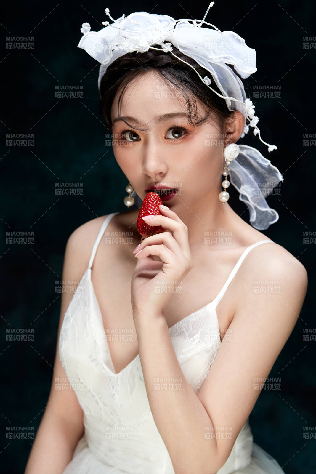 黑色背景下的女性復古婚紗妝面