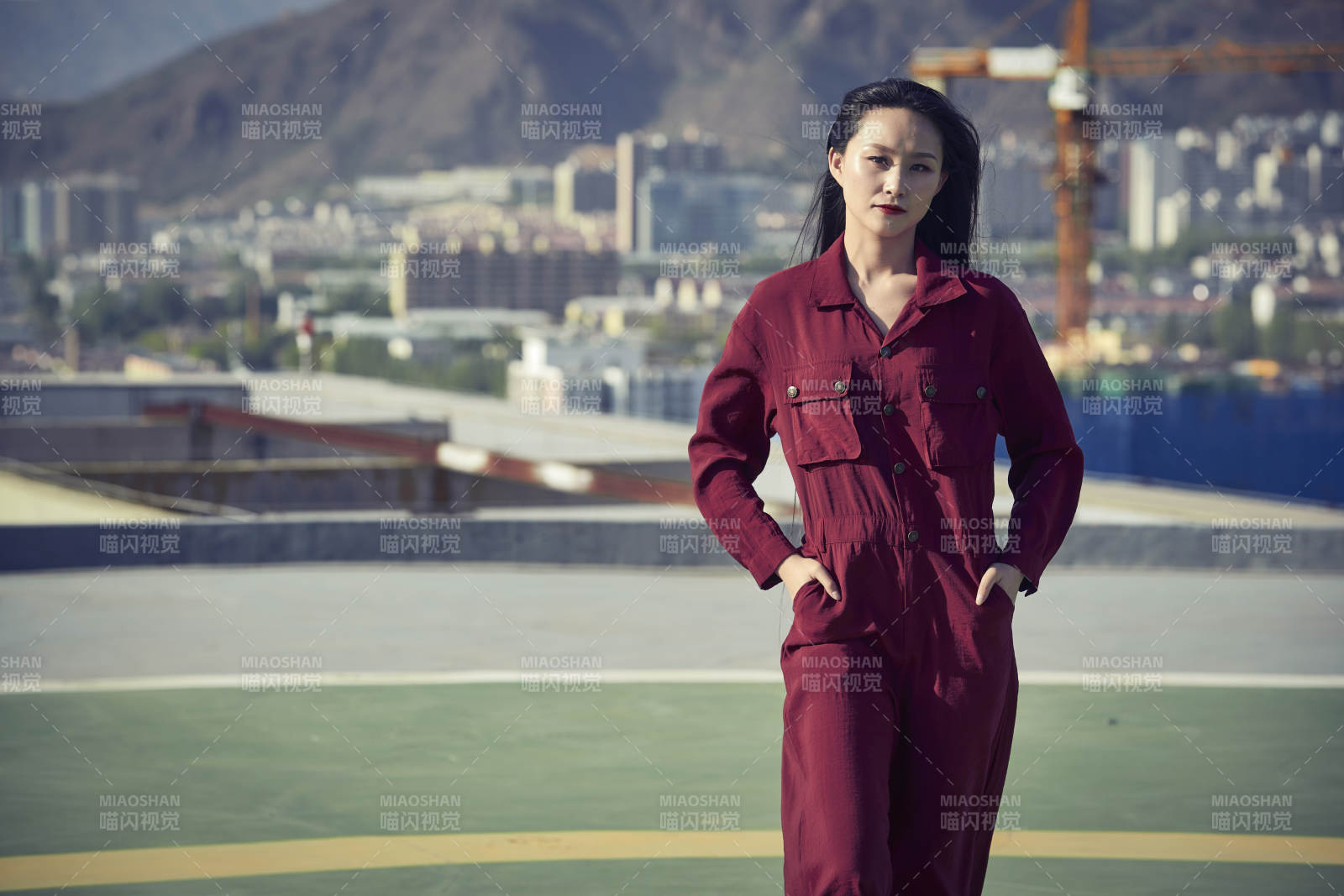 在樓頂停機坪的亞洲年輕女性