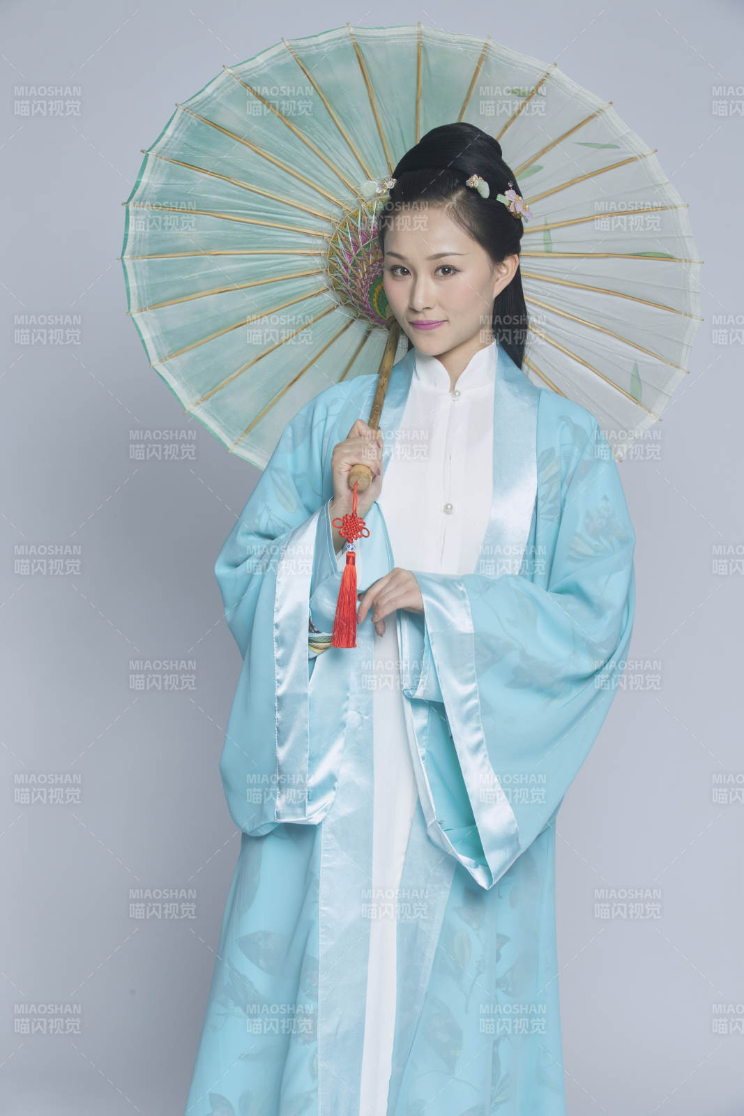 身穿古裝的漢服女性人像漢服影棚拍攝