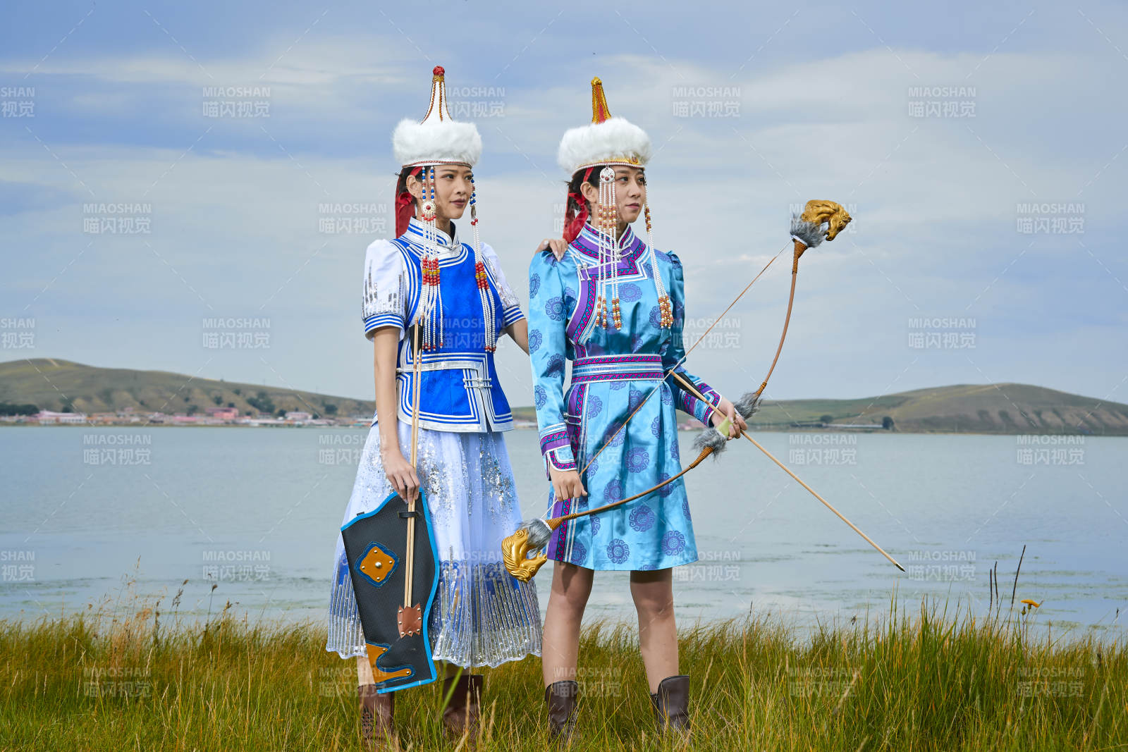 草原湖畔手持弓箭狩獵的蒙族小姐妹