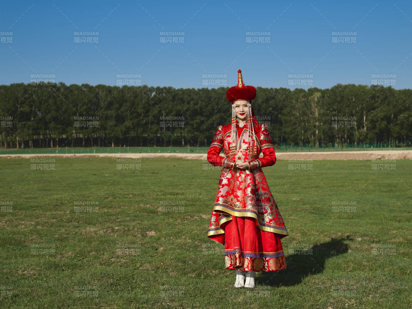 草原上穿著蒙古族傳統服飾的亞洲年輕美少女