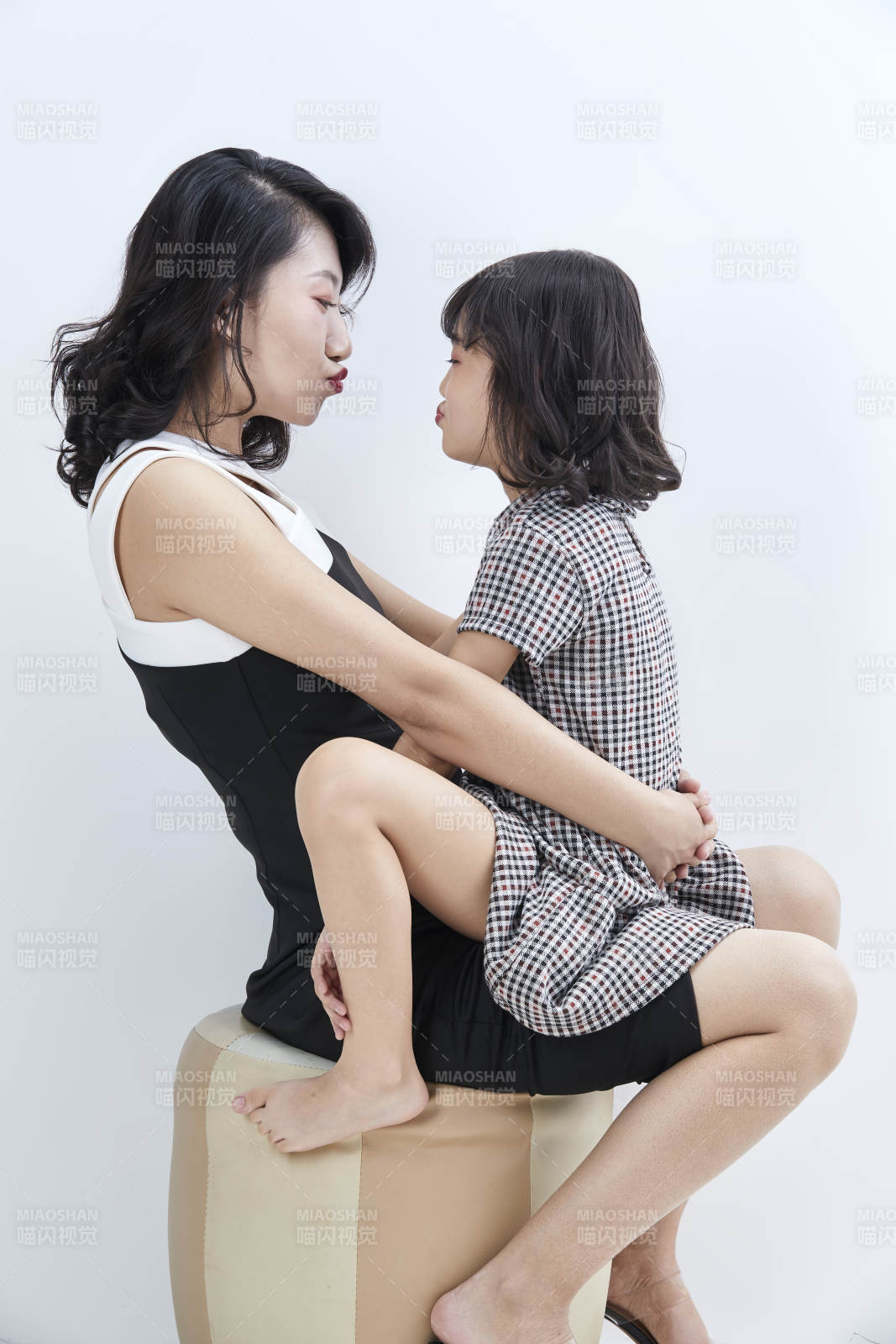 白色背景的美麗媽媽與可愛女兒親子人像