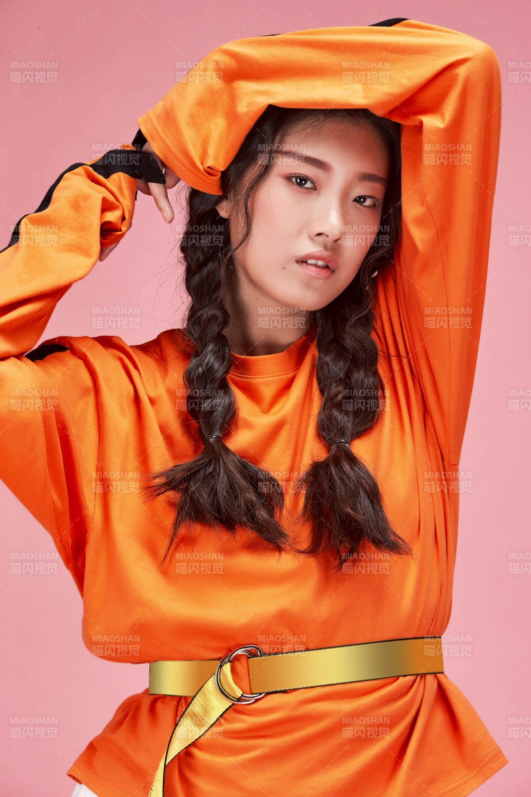 攝影棚拍攝的時尚亞洲女性模特