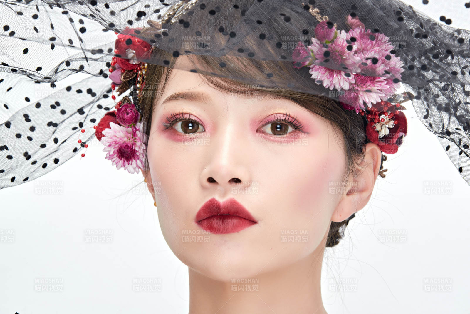 白色背景下的新娘彩妝美女人像