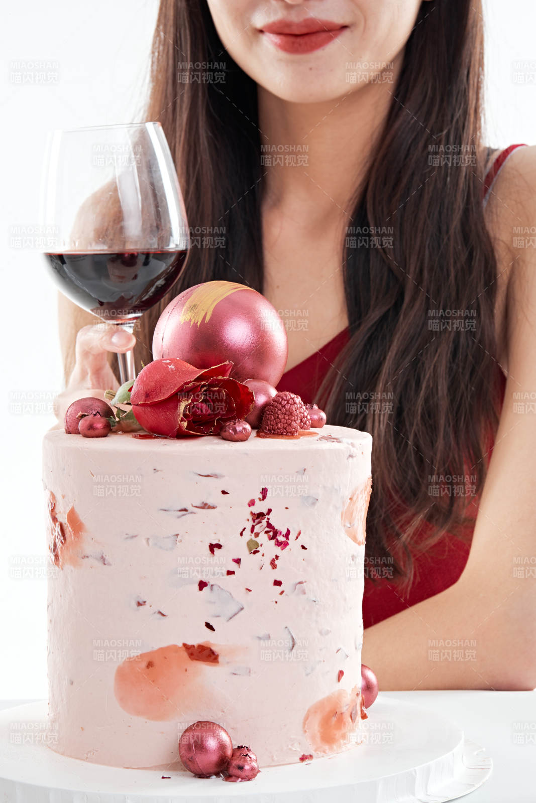 喝紅酒品嘗蛋糕的年輕女性