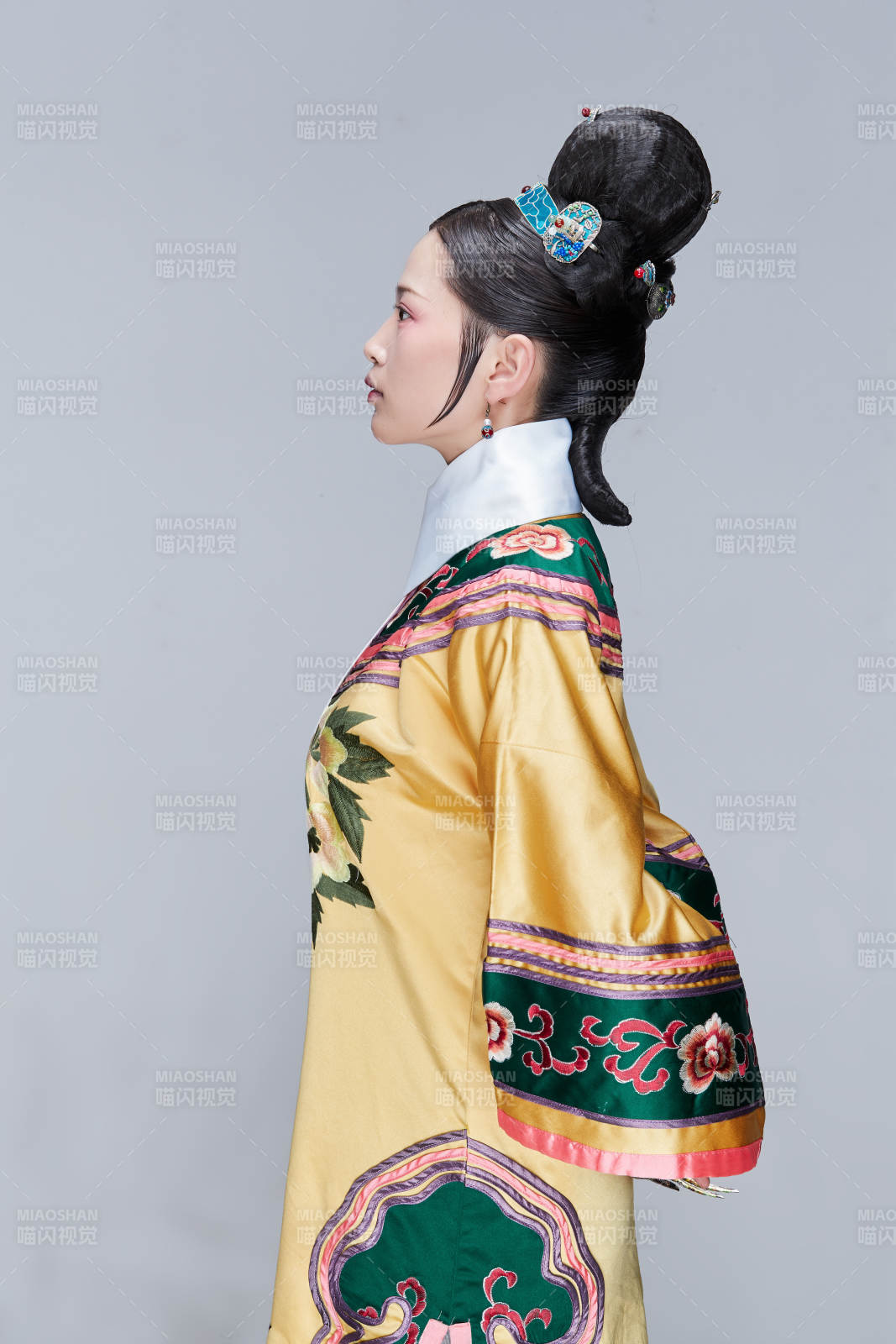 白色背景下的清代女性古裝造型清朝古裝