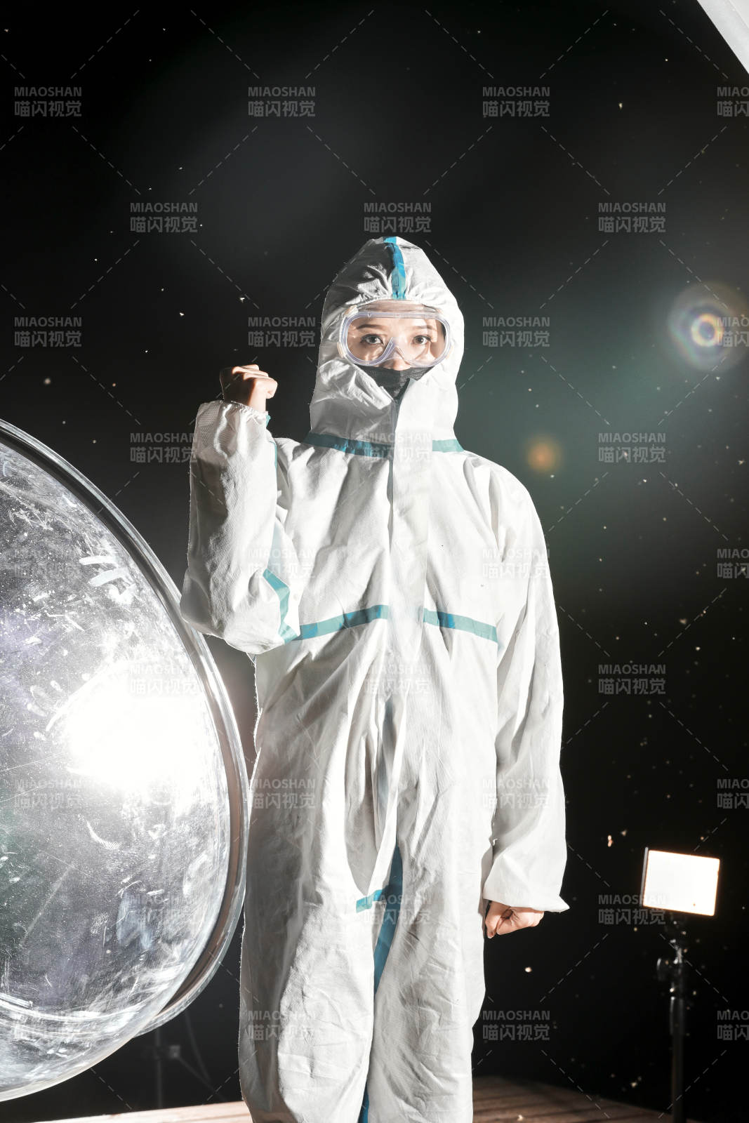 穿白色防護服佩戴護目鏡口罩的女性防護人員