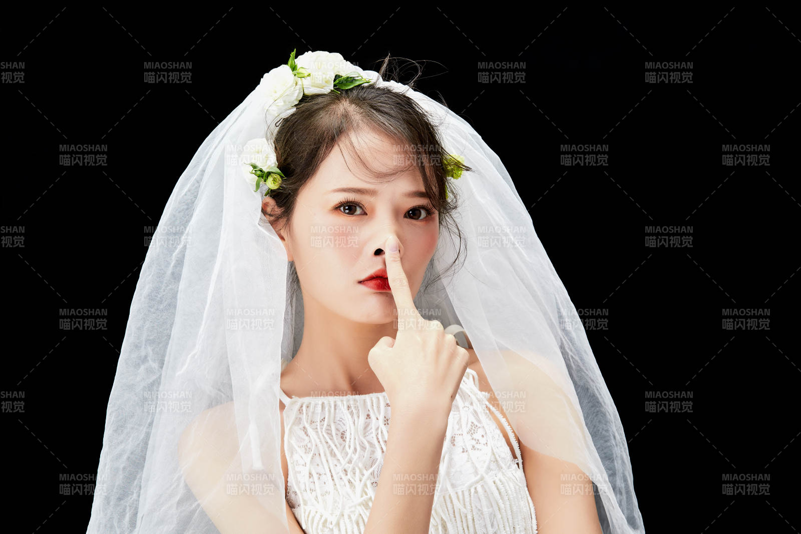 黑色背景下的美妝新娘彩妝人像