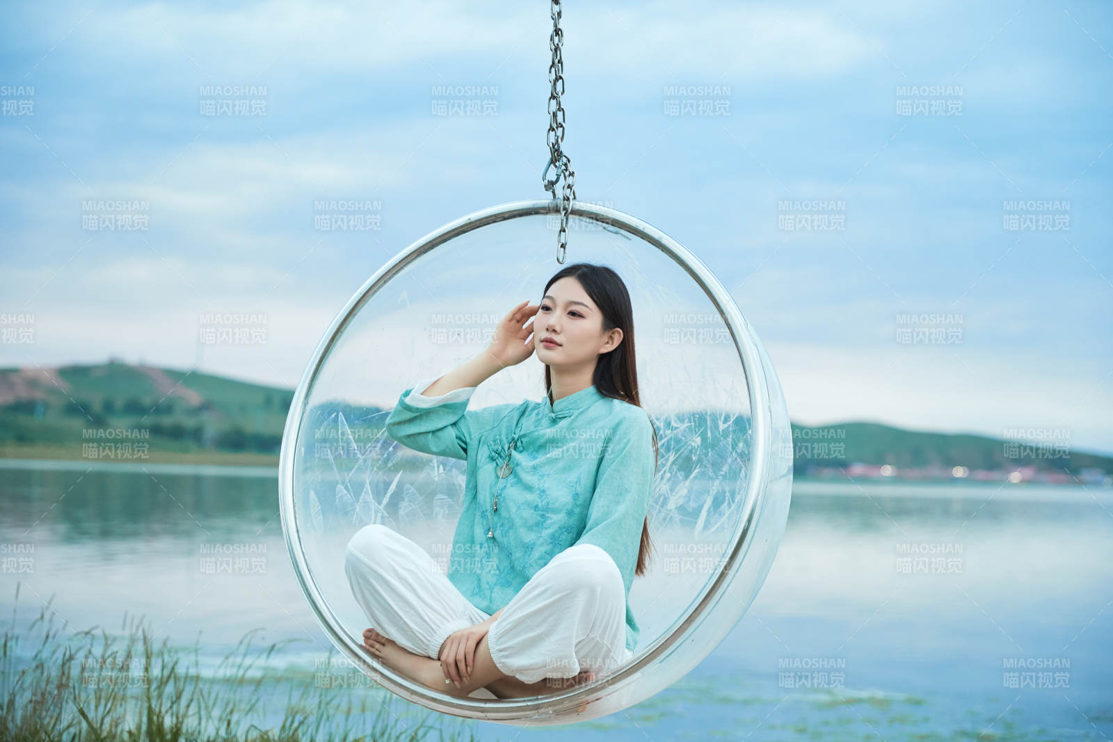 草原湖畔打卡點(diǎn)游玩拍照的亞洲少女