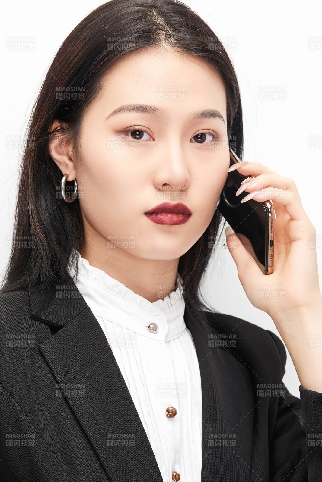 身穿西服拿著手機(jī)的美麗商務(wù)女士