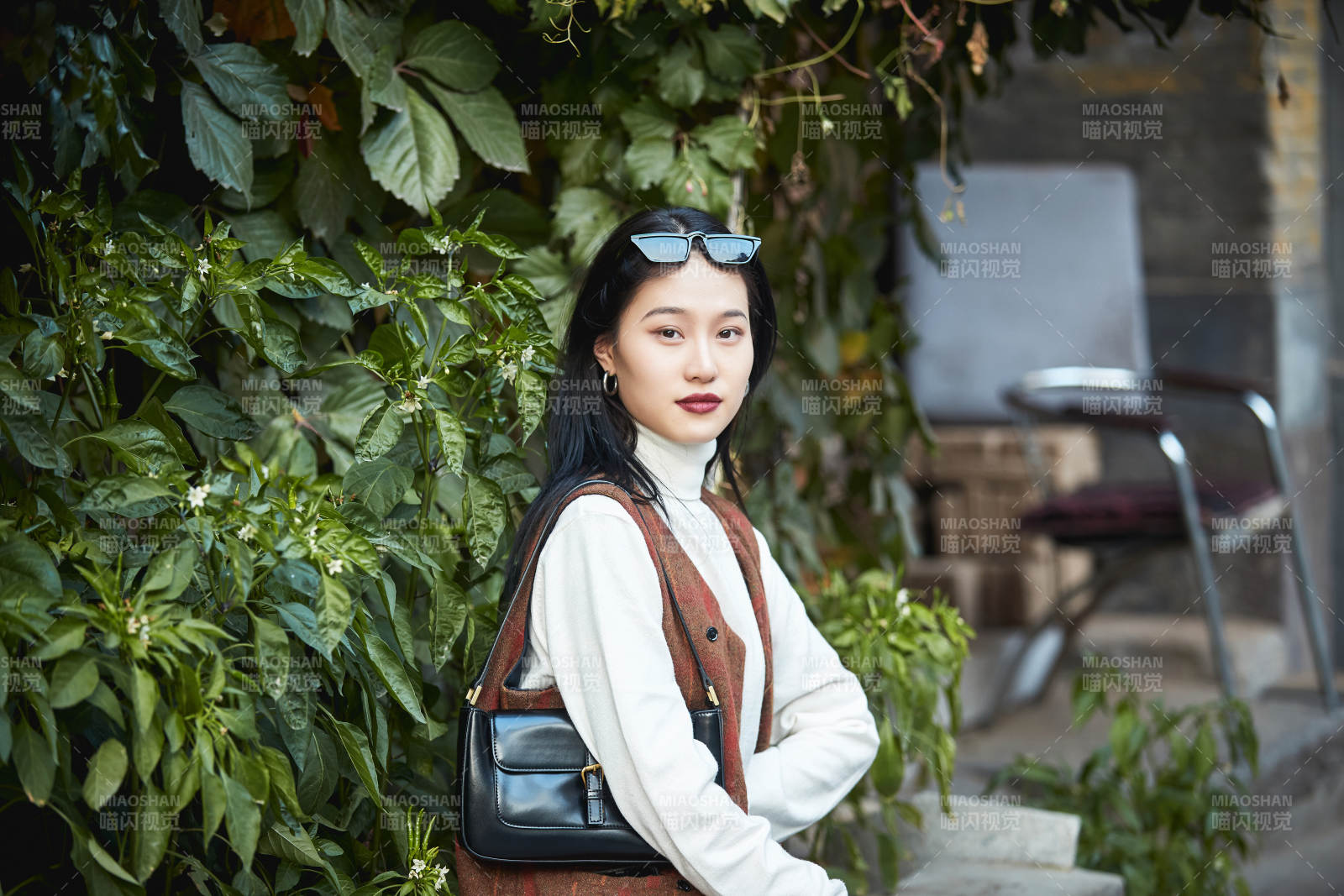 老舊城區(qū)里穿著復(fù)古港風(fēng)的美麗清純少女