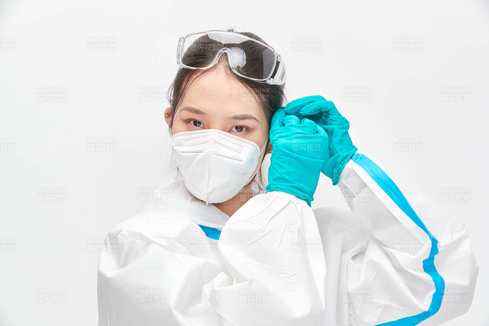 穿白色防護服佩戴護目鏡口罩的女性醫療人員