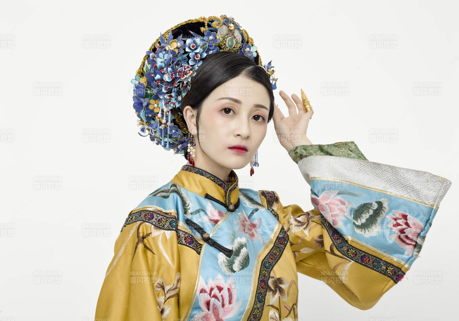 白色背景下的清代女性古裝造型清朝古裝