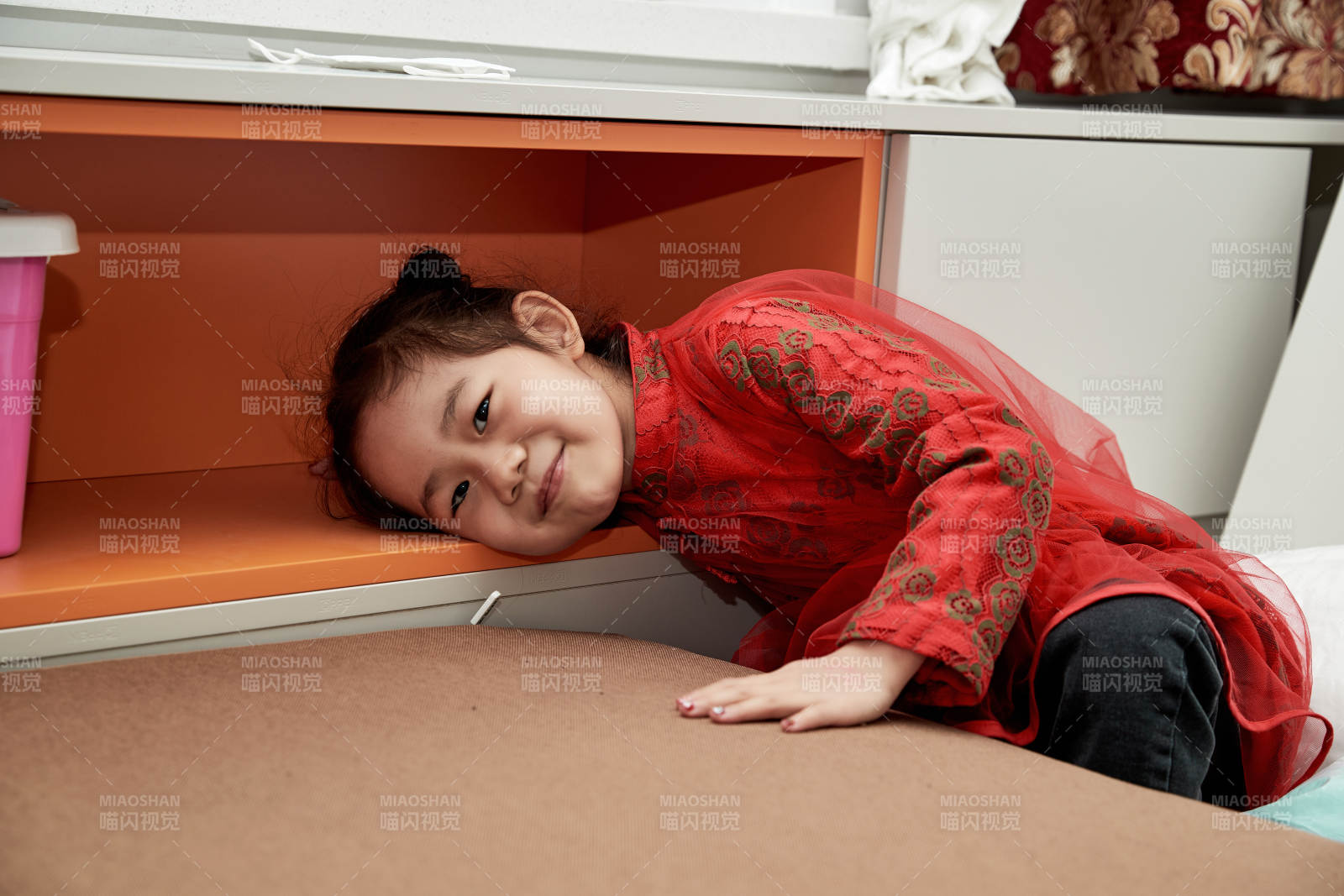 在家玩耍的亞洲小女孩