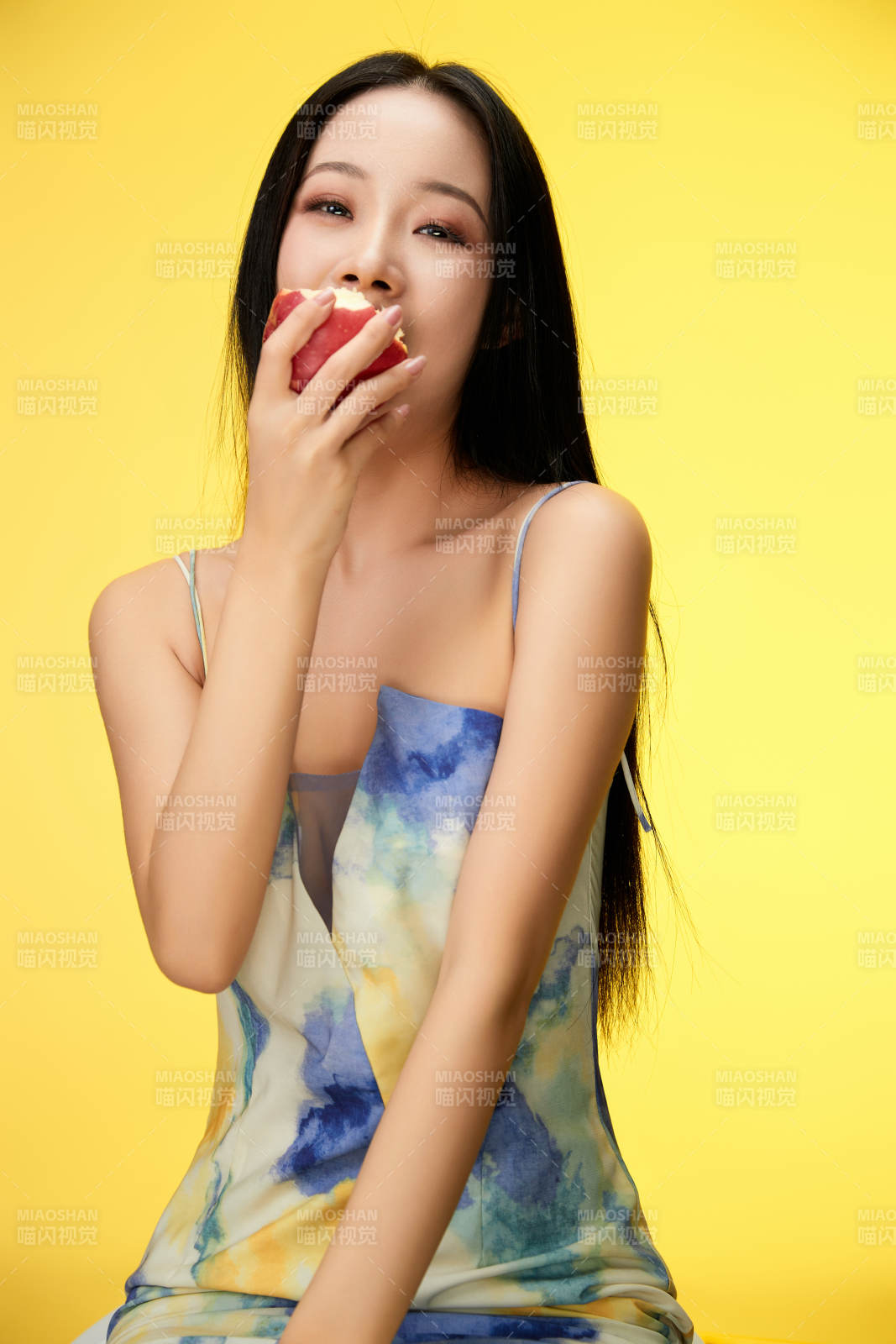 吃水果的亞洲東方長發少女