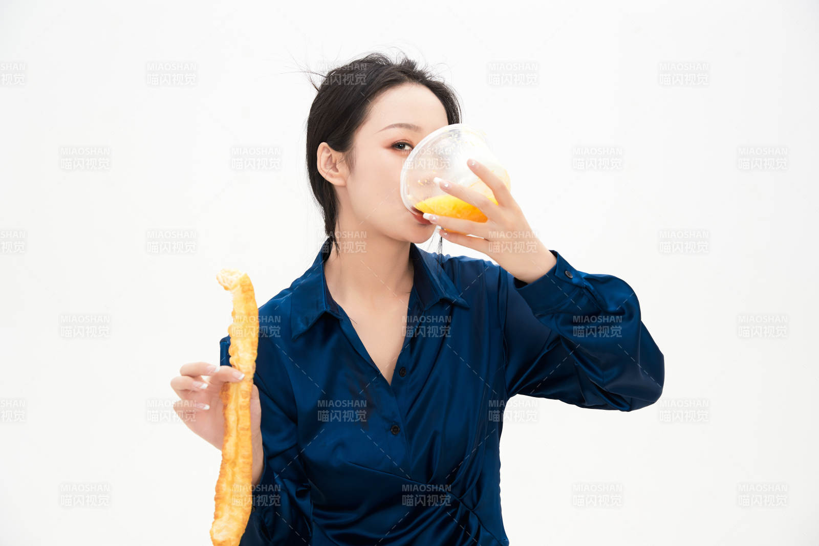 大吃特吃的亞洲可愛少女人像